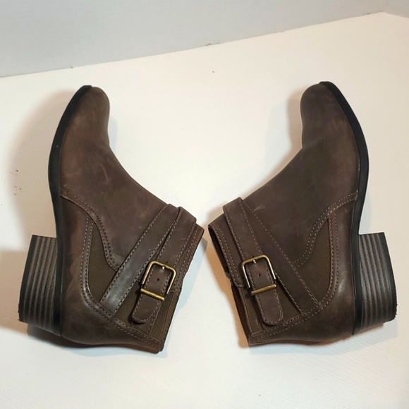Clarks Booties Distressed Strap Ultimate Comfort Ankle Boots Size 7 - Picture 11 of 13